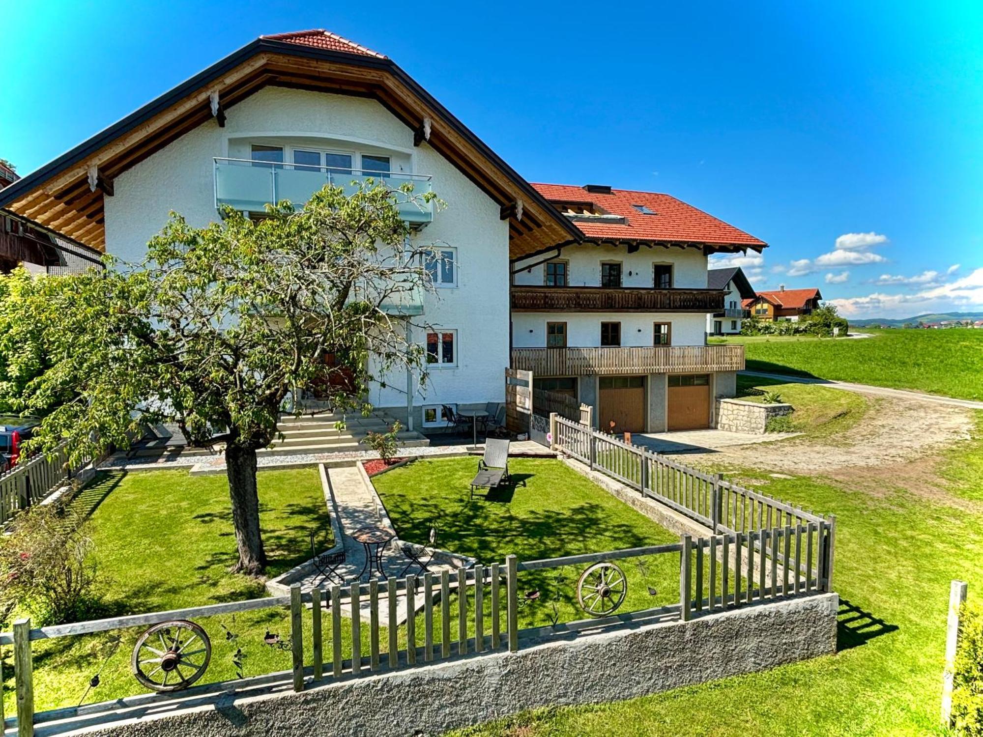 Gaesthaus "Seeblick" Seekirchen am Wallersee Exterior foto